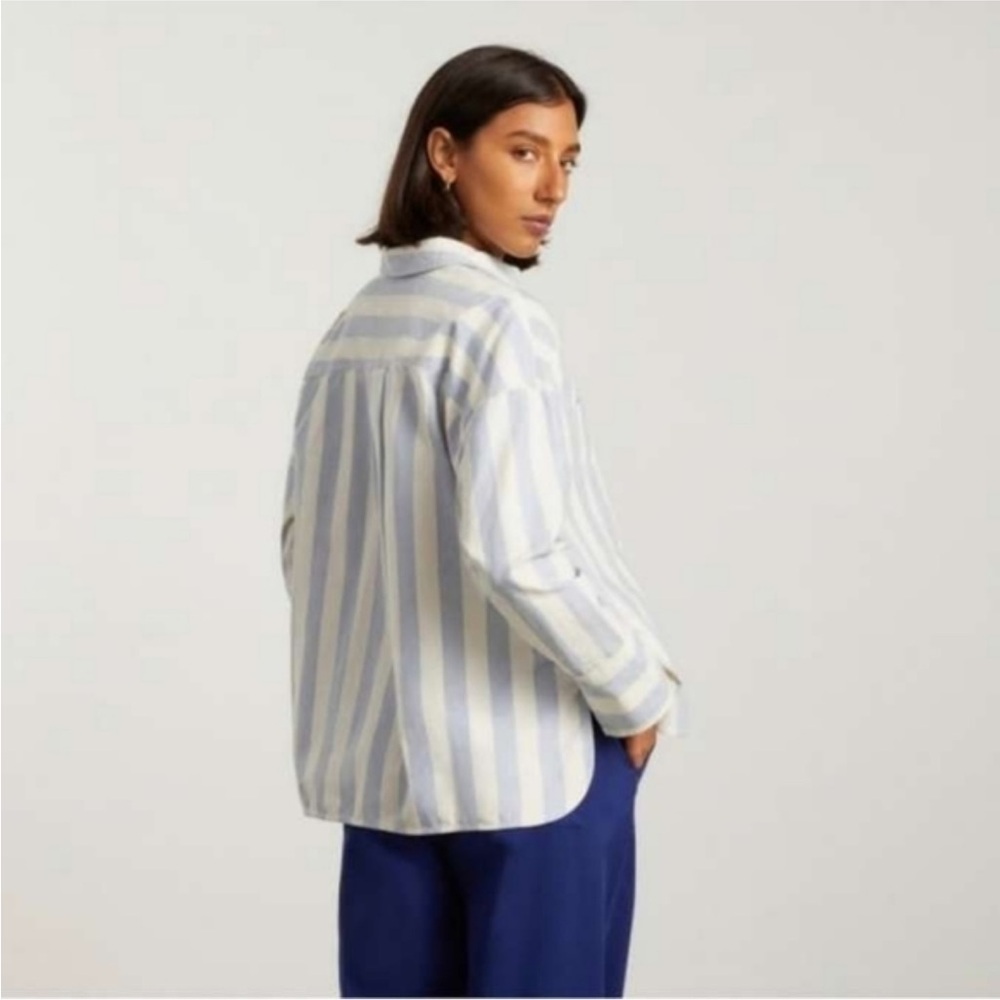 Everlane Light Blue and White Striped Button-Down Shirt